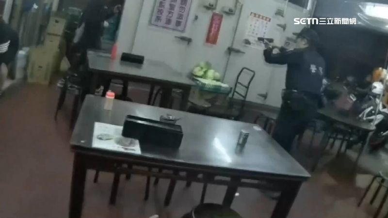 快打部隊持槍控制現場