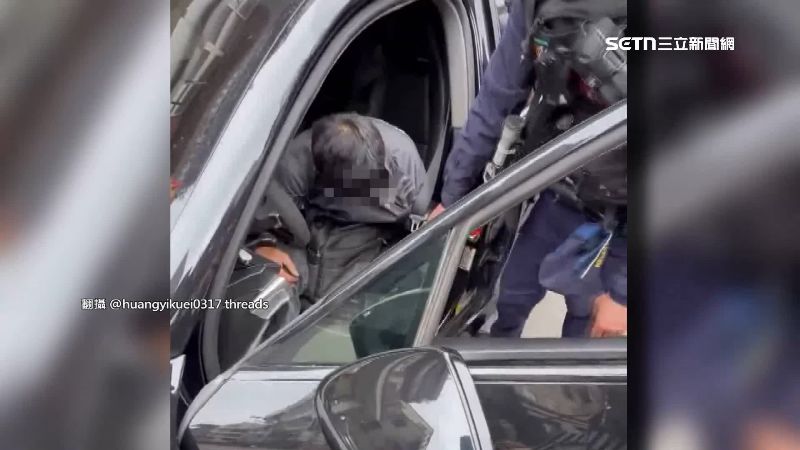 男子坐在駕駛座上，神情渙散。（圖／翻攝自Threads @huangyikuei0317 ）