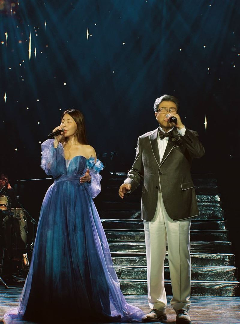 嘉賓鍾綺以一身紫羅蘭低胸禮服亮相,與楊烈合唱。(圖/印太戰略智庫提供)