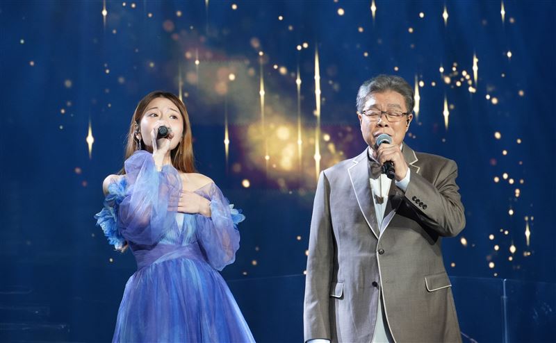 嘉賓鍾綺以一身紫羅蘭低胸禮服亮相,與楊烈合唱。(圖/印太戰略智庫提供)