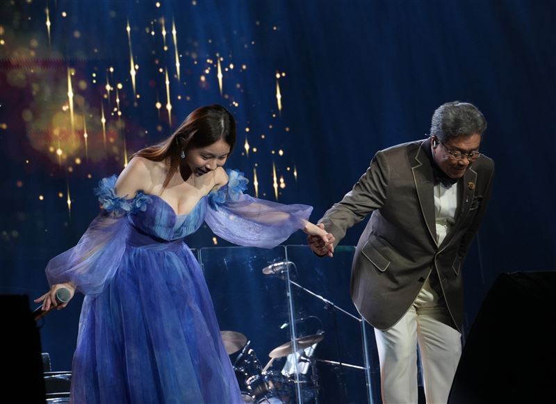 嘉賓鍾綺以一身紫羅蘭低胸禮服亮相,與楊烈合唱。(圖/印太戰略智庫提供)