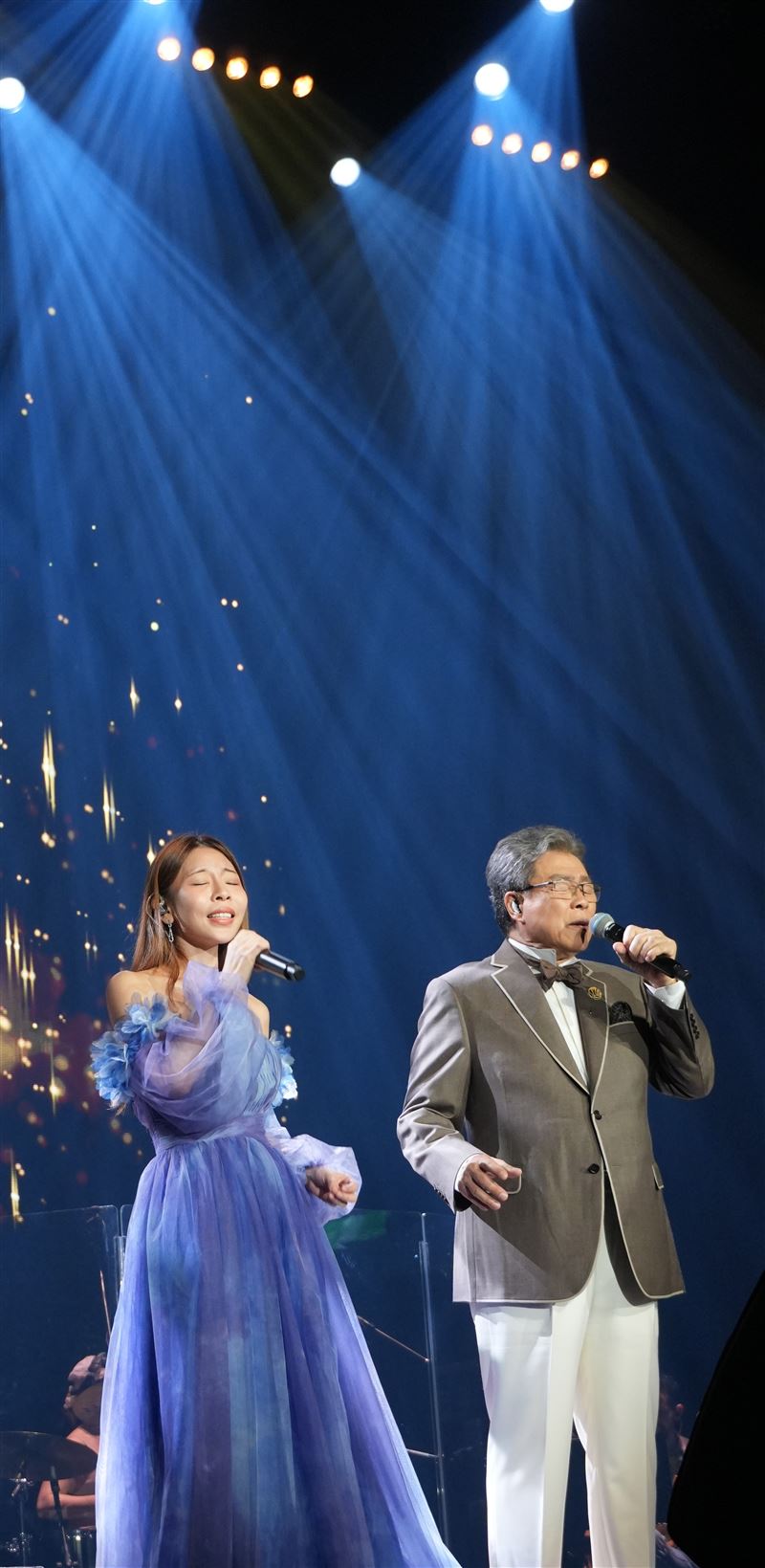 嘉賓鍾綺以一身紫羅蘭低胸禮服亮相,與楊烈合唱。(圖/印太戰略智庫提供)