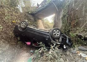 屏東縣三地門鄉安坡村涼亭橋下，汽車不慎墜落橋下約4公尺深。（圖／翻攝畫面）