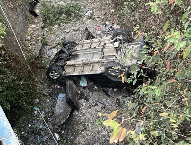 屏東縣三地門鄉安坡村涼亭橋下,汽車不慎墜落橋下約4公尺深。(圖/翻攝畫面)