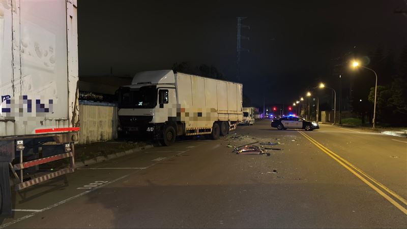 桃園蘆竹發生遊覽車與大貨車發生碰撞事故,現場共21人受傷送醫。(圖/翻攝畫面)