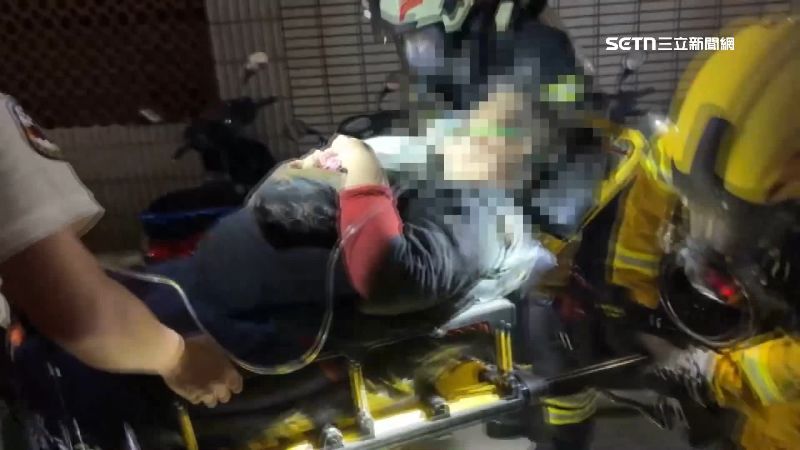 林太太被抬起擔架，緊急送醫