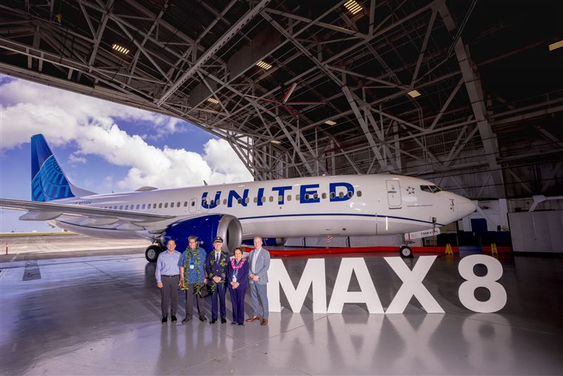 (左至右)聯合航空亞太區機場營運董事總經理 Sam Shinohara, 帛琉共和國總統惠恕仁(Surangel Whipps Jr.),聯合航空飛航營運副總裁Marc Champion機長, 美國關島總督古蕾露(Lourdes A. Leon Guerrero),聯合航空國際法規事務董事總經理Dan Weiss。(圖/聯合航空提供)