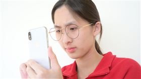 高二生瘋短影音瞳孔放大　2年近視飆800度（圖／翻攝畫面）