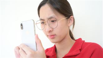 高二生瘋短影音瞳孔放大　2年近視飆800度（圖／翻攝畫面）