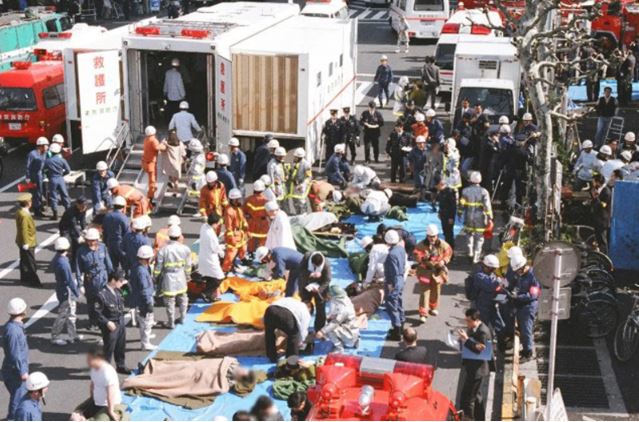 「東京地鐵沙林毒氣事件」滿31週年，這場恐怖襲擊導致14人死亡、超過6,300人受傷。（圖／翻攝自@HENKEN_Kuroshio X）