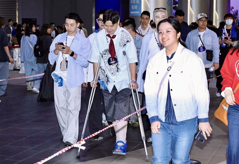 還有民眾即使腳不舒服,昨日也特別來支持最喜愛的TWICE。(圖/記者鄭孟晃攝影)