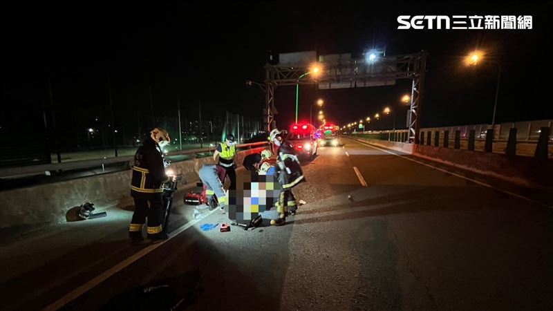 陳姓女騎士在台61線不明原因自摔,被21歲呂姓男子開的貨車輾過,經送醫急救仍因傷重不治。(圖/翻攝畫面)