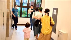 內政部115年擬招租逾千戶婚育宅　擴及非六都縣市內政部表示，民國115年中央社宅預計招租逾1000戶「婚育宅」，並規劃於首季開春啟動新一波招租計畫，範圍將擴及六都以外的核心行政區。圖為婚育家庭陸續住進中央社宅，迎接新年。（內政部提供）中央社記者高華謙傳真 115年2月19日