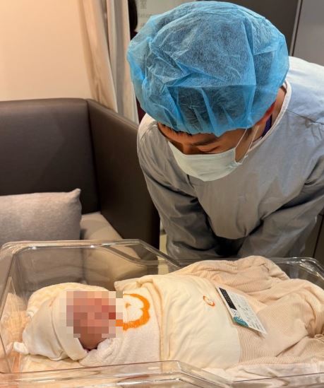 王齊麟也曬出嬰兒照片,宣布正升格新手爸媽。(圖/翻攝自IG@chilinwang)