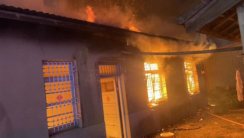 台南平房深夜竄惡火!烈焰狂燒現場畫面曝