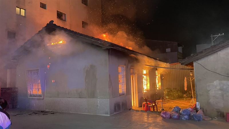 台南市安南區海佃路二段，一處磚造平房發生火警。（圖／翻攝畫面）