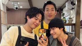 朴寶劍、李相二、郭東延共同經營的鄉村理髮店。（圖／翻攝自IG @bogummy）