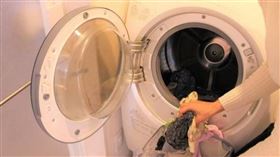 洗衣機若久未清洗，洗出來的衣服也不會乾淨。（示意圖／photoAC）