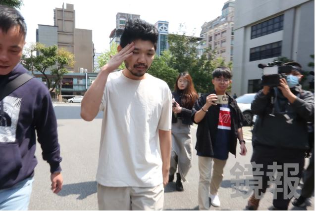 晚安小雞昨抵台立刻被押解歸案,今中午被無保請回、限制住居。(圖/鏡報姜永年)