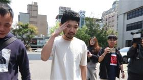 晚安小雞昨抵台立刻被押解歸案，今中午被無保請回、限制住居。