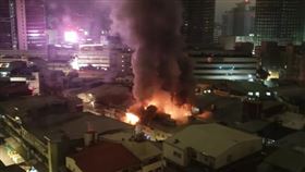 新北市中和區立德街52巷，一棟3層樓公寓發生火警。（圖／翻攝Threads＠leemai_taiwan）