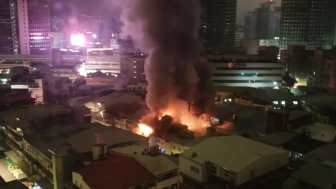 新北市中和區立德街52巷,一棟3層樓印刷工廠發生火警。(圖/翻攝Threads@leemai_taiwan)