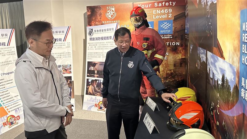 環境部化學物質管理署蔡署長參觀ERCA。（圖／翻攝畫面）