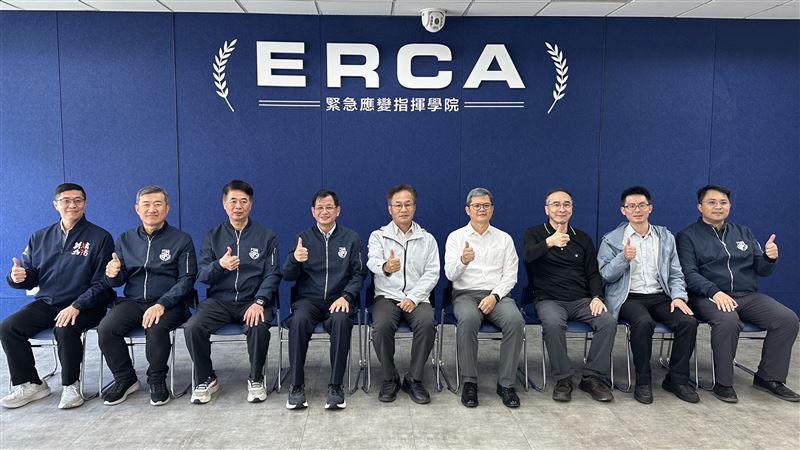 環境部與新北消防局同仁合影。（圖／翻攝畫面）