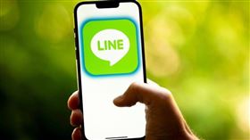 LINE推出「櫻花雨特效」，只要打開聊天室就可以看到櫻花飄落。（示意圖／翻攝自PhotoAC）