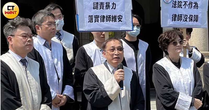 全國律師聯合會到司法院前抗議台中律師公會理事長吳中和遭施暴，吳中和持麥克風說明案發過程