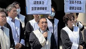 全國律師聯合會到司法院前抗議台中律師公會理事長吳中和遭施暴，吳中和持麥克風說明案發過程。