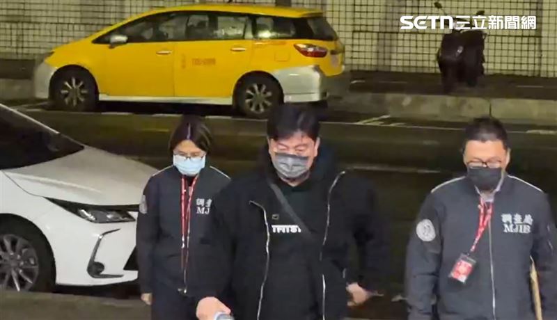 國民黨籍台北市議員李傅中武，涉嫌利用人頭詐領助理費，遭檢調大動作搜索、約談，21日凌晨移送北檢畫面曝光。（圖／翻攝畫面）