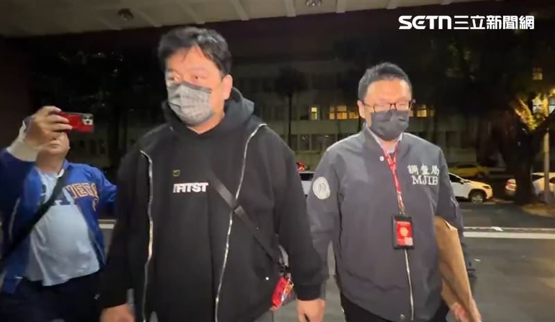 國民黨籍台北市議員李傅中武，涉嫌利用人頭詐領助理費，遭檢調大動作搜索、約談，21日凌晨移送北檢畫面曝光。（圖／翻攝畫面）