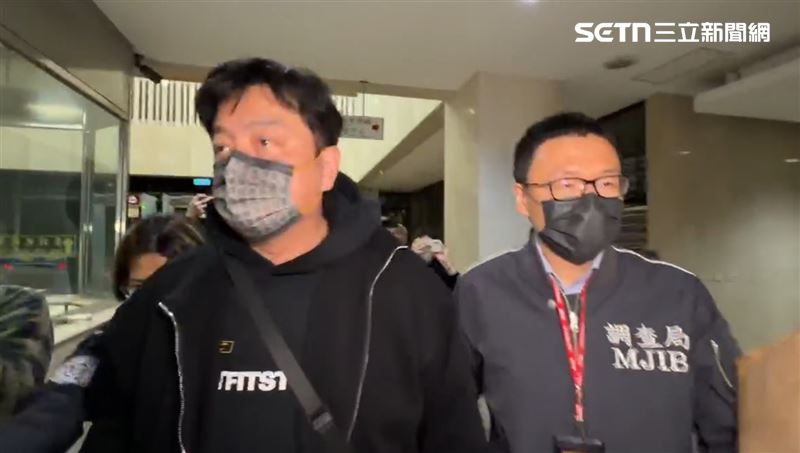 國民黨籍台北市議員李傅中武，涉嫌利用人頭詐領助理費，遭檢調大動作搜索、約談，21日凌晨移送北檢畫面曝光。（圖／翻攝畫面）