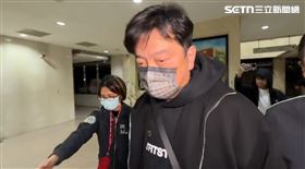 國民黨籍台北市議員李傅中武，涉嫌利用人頭詐領助理費，遭檢調大動作搜索、約談，21日凌晨移送北檢畫面曝光。（圖／翻攝畫面）