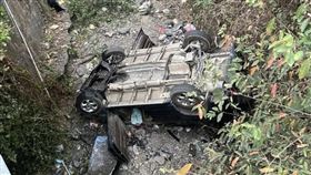 屏東縣三地門鄉安坡村涼亭橋下，汽車不慎墜落橋下約4公尺深。（圖／翻攝畫面）
