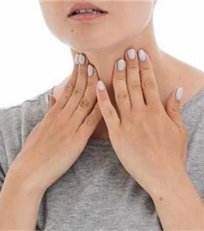 中國一名熱愛健身的女子為備戰健美賽,輕信教練推銷,施打標榜無副作用的增肌針劑,未料竟出現喉結。(示意圖)