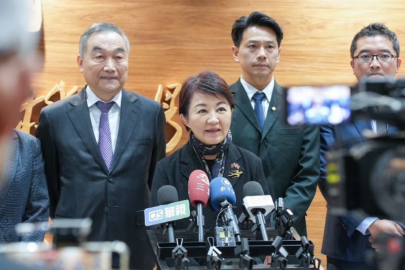 台中市長盧秀燕（中）結束訪美行程，21日凌晨返回台灣。她在桃園機場接受媒體聯訪，說明此行訪美行程。（圖／台中市政府提供）