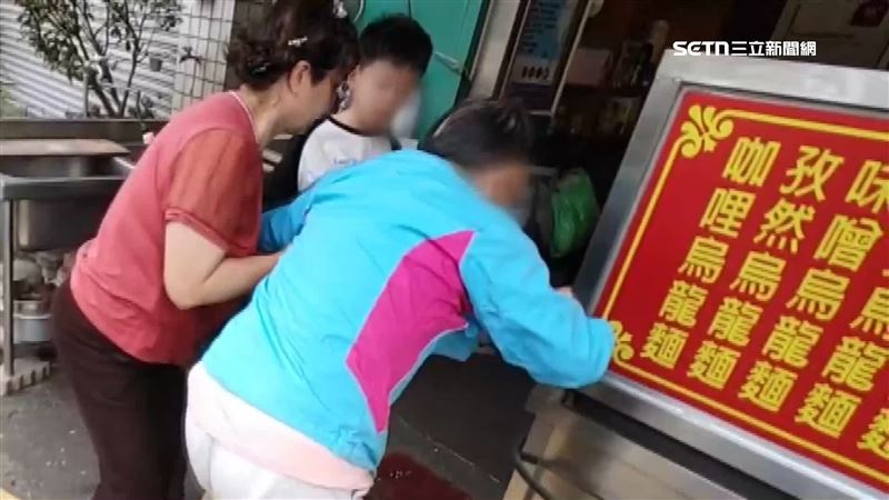 倖存者展小姐連跪家門口3天,媽媽心疼不捨趕緊上前攙扶