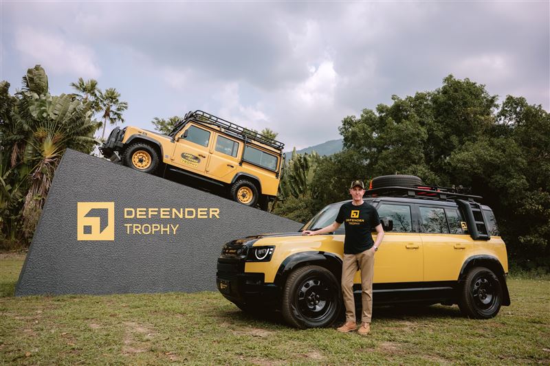 JLR亞太營運總監Garth Turnbull唐博謙與Defender Trophy Edition限量版。(圖/Jaguar Land Rover提供)