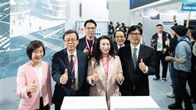 鴻海於2026高雄智慧城市展推出「CityGPT」，標榜「Agentic AI」實踐。透過AI幕僚打破數據孤島，整合交通與安全決策，並結合數位孿生技術預判路安風險。此舉展現鴻海從硬體代工轉向高毛利「城市作業系統商」的強大野心。（圖／鴻海提供）