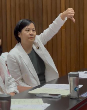 吳崑玉批評,李貞秀(圖)在台下比出倒讚的行為毫無民主素養。(圖/翻攝自吳思瑤臉書)