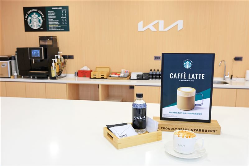 台北松江1S展示中心享有專人星巴克咖啡服務。（圖／Kia提供）