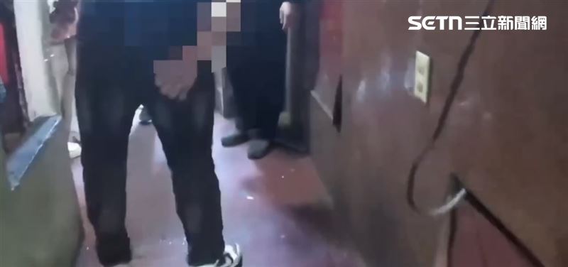 萬華阿公店發生聚眾鬥毆,歐陽男子持剪刀刺傷張男後頸及背部。(圖/翻攝畫面)