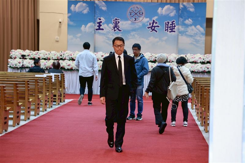 梅聖旻到場張羅告別式。(圖/記者鄭孟晃攝影)