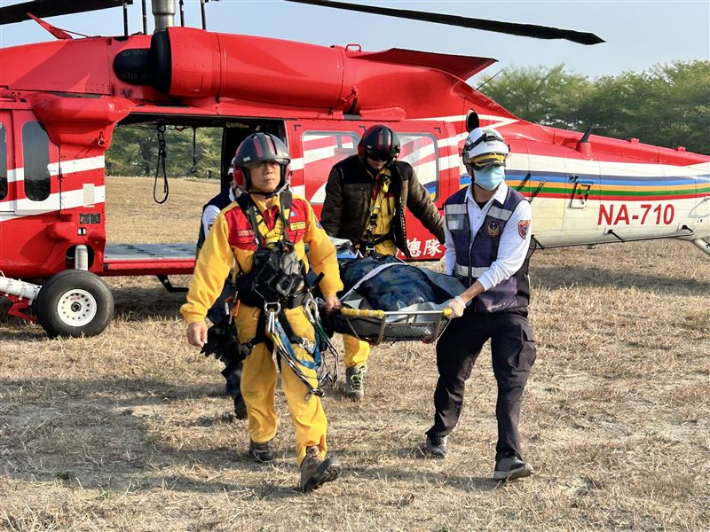 高雄南橫山區發生一起山難,60多歲的男子身體不適身亡,空勤人員將遺體運送下山。(圖/翻攝畫面)