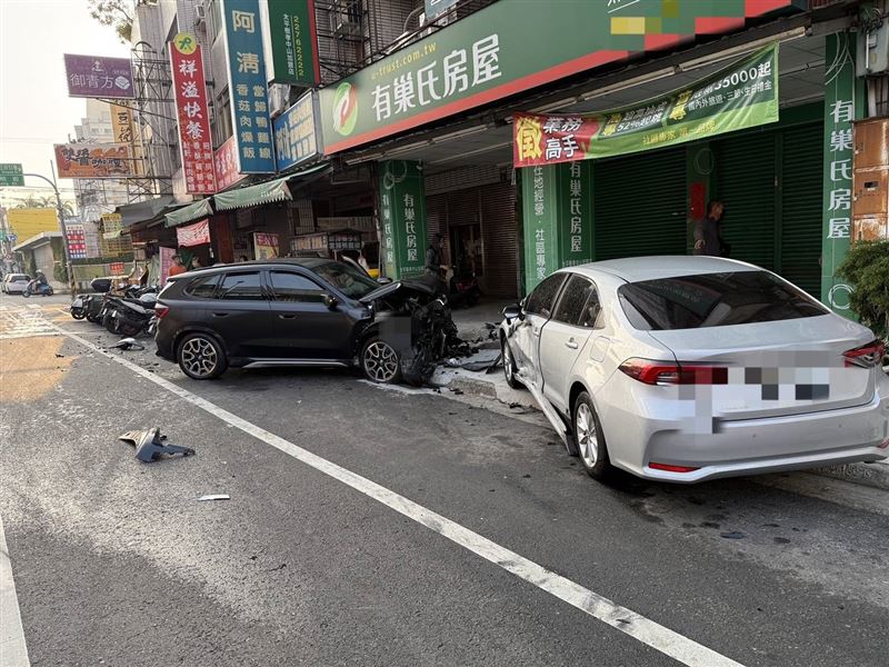 BMW撞上左轉休旅車,隨後爆衝撞進騎樓波及7車。(圖/翻攝畫面)