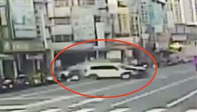 驚悚撞擊瞬間曝！休旅車左轉遭擊落⋯BMW「旋轉180度」衝騎樓又波及7車（圖／翻攝畫面）