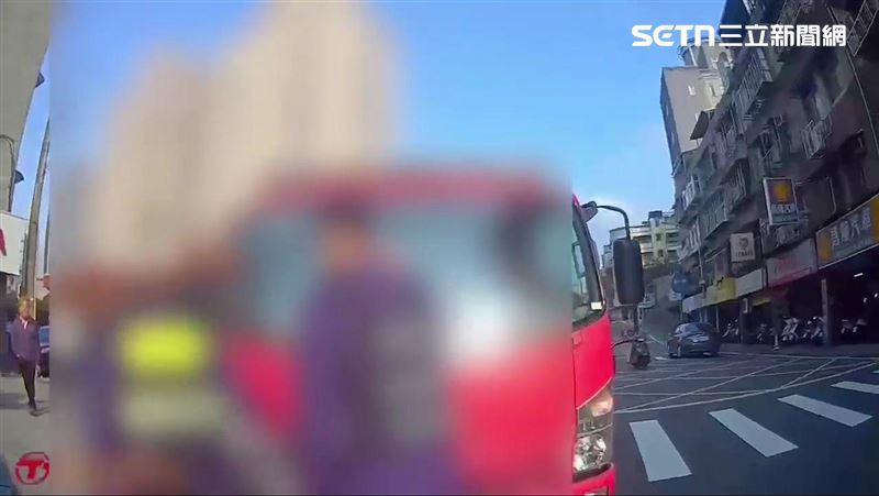 北市黃男因不滿被催討債務，持摺疊刀砍傷張男。（圖／翻攝畫面）