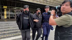 李傅中武與妻子林金俐分別以500萬及300萬元交保。傅李中武的兒子今早提著裝有800萬元現金的行李箱完成辦保，一家三口不發一語，手拉著手上車迅速離開。（圖／翻攝畫面）